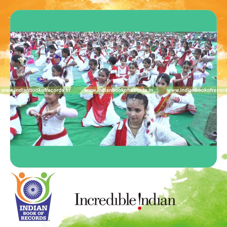 participants performing kathak dance simultaneously at single venue for Indian Book of Records