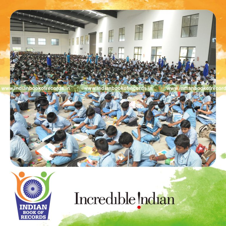 large number of participants taking part in one day art competition for record in Indian Book of Records