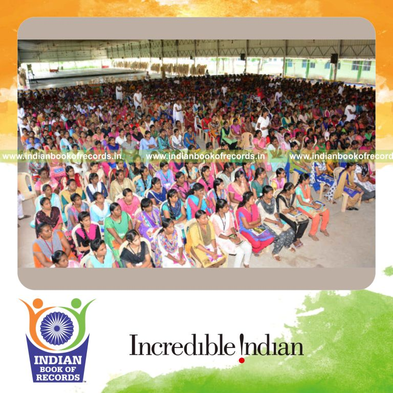 a large audience attending a marketing training session together at one location for a record in Indian Book of Records