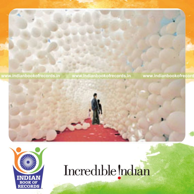 long chain formed using balloons for record in Indian Book of Records