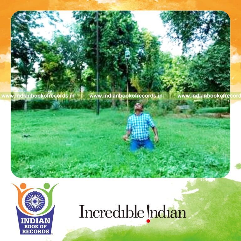 individual balancing pool cue with wine bottle while holding spoon for record in Indian Book of Records
