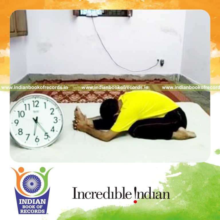 individual holding three faced yoga pose for longest time for record in Indian Book of Records