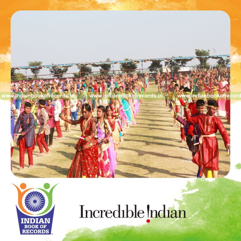 children performing dhandiya folk dance simultaneously at single venue for Indian Book of Records