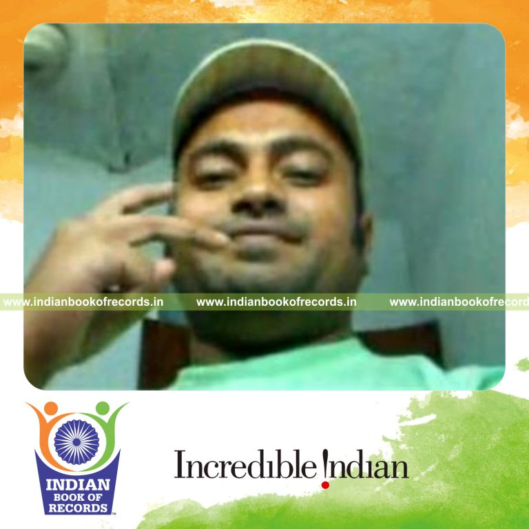 individual performing maximum flash card cuts in 30 seconds for record in Indian Book of Records