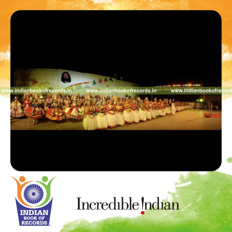 group of people performing kathakali dance simultaneously at single venue for record in Indian Book of Records