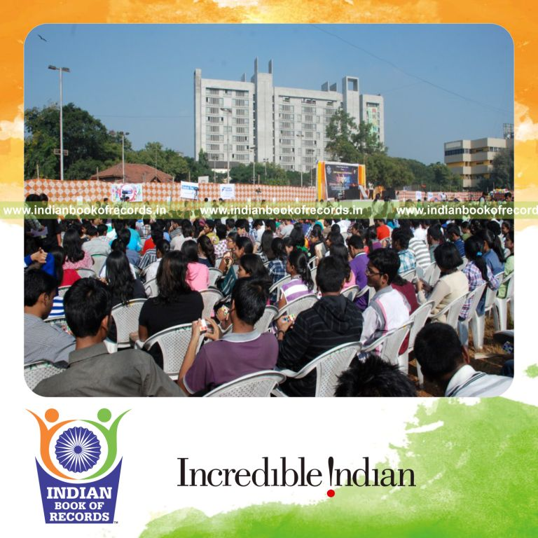 group of people solving rubiks cube simultaneously at single venue for record in Indian Book of Records
