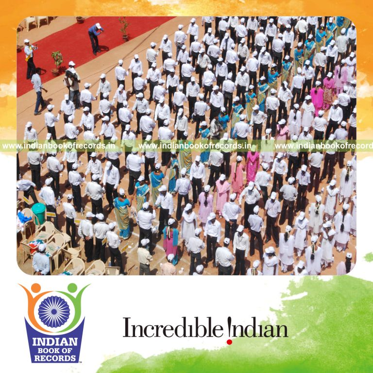group of people shaking hands simultaneously at a single venue for record in Indian Book of Records