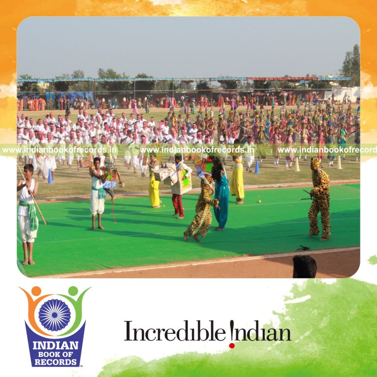 students performing tamil fusion folk dance simultaneously at single venue for Indian Book of Records