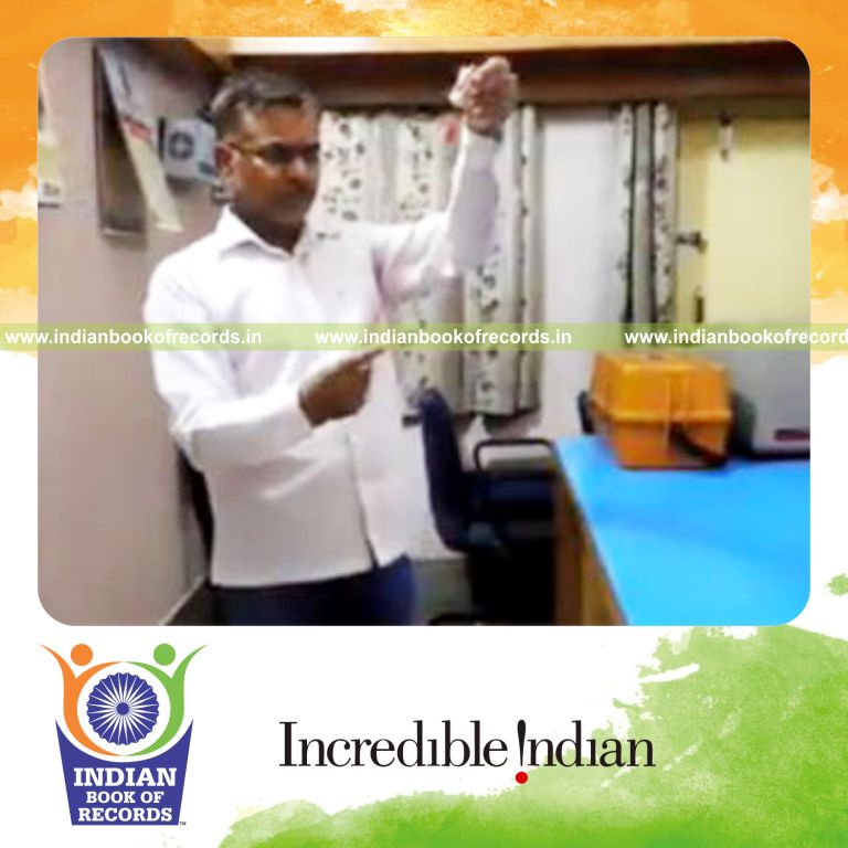 individual rotating usb flash drive on lanyard around finger in 15 seconds for record in Indian Book of Records
