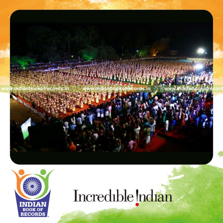 participants performing mohiniyattam dance simultaneously at a single venue for Indian Book of Records