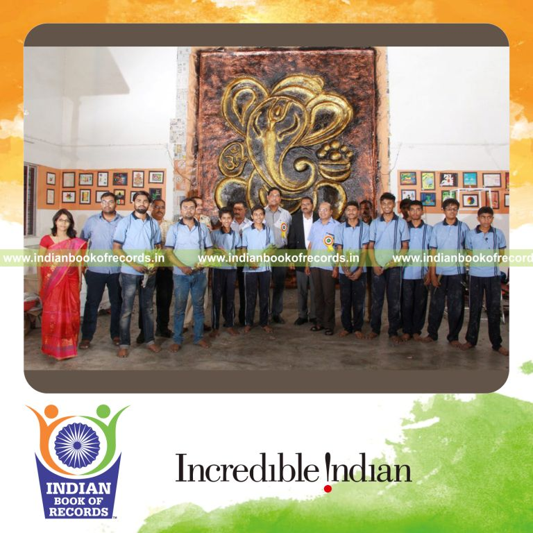 team creating largest ganesha idol using paper pulp for Indian Book of Records